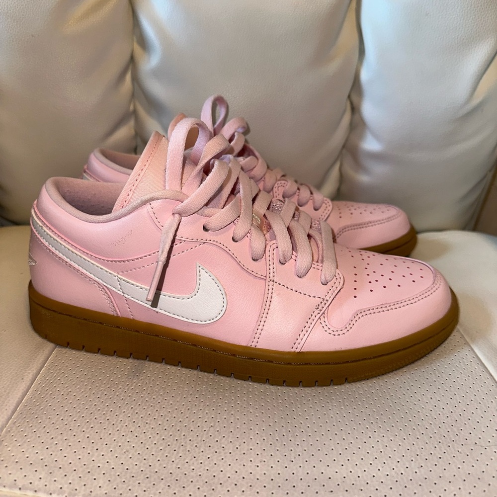 NIKE JORDAN 1 LOW “ARCTIC PINK GUM” BARELY WORN NO CREASING GUM BOTTOM